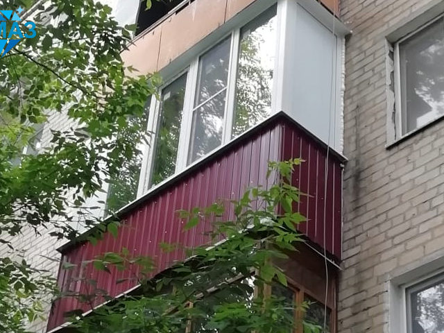 Остекление, наружная и внутренняя отделка балкона. Реальное фото объекта