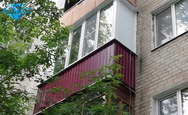 Остекление, наружная и внутренняя отделка балкона. Реальное фото объекта
