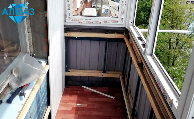 Остекление и отделка балкона пластиковыми панелями. Май 2019
