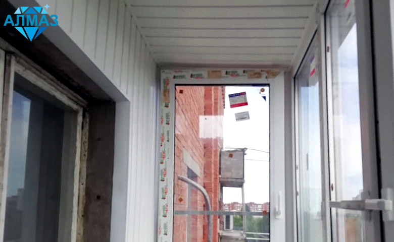 Остекление и отделка балкона пластиковыми панелями. Май 2019