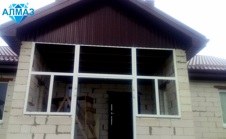 Остекление и отделка веранды дома Монтаж потолка, отделка фронтона