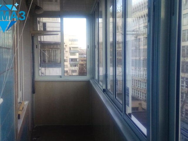 Отделка узкого балкона, алюминиевые окна. Ростов на Дону